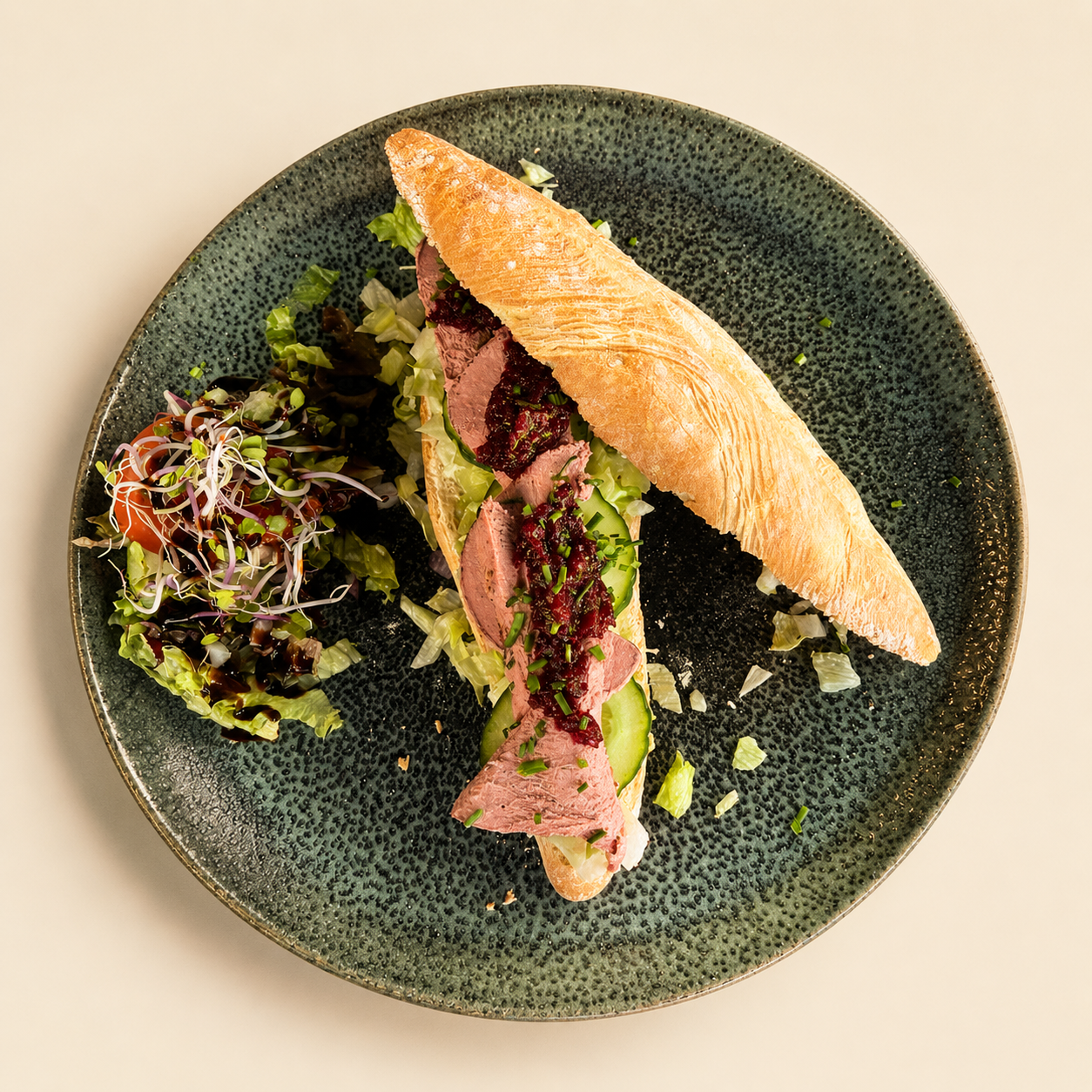 Broodje roastbeef op baguette met bijgesneden salade voor catering