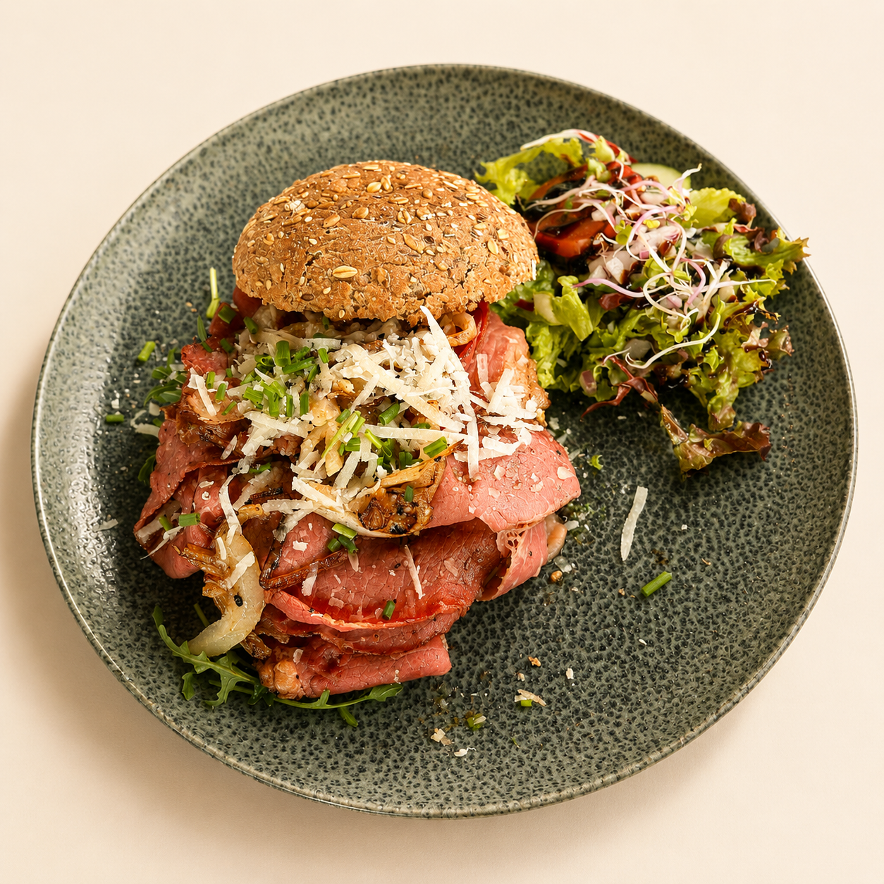Broodje roastbeef op een bolletje met parmezaan en uien voor catering